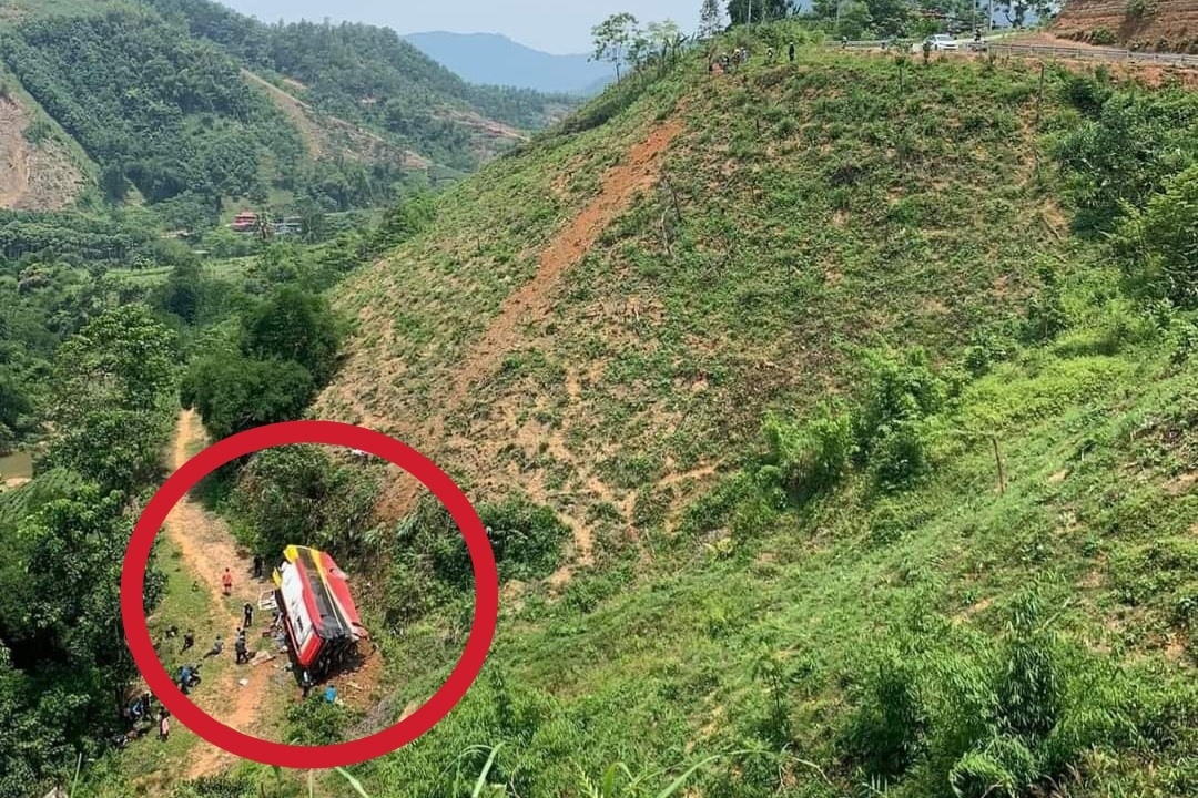 Passenger bus overturns in Phu Tho, 21 Koreans on board vehicle